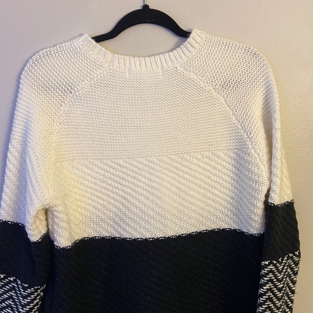 John + Jenn Small Chunky Knit Sweater Black and White Fringe - Picture 13 of 16